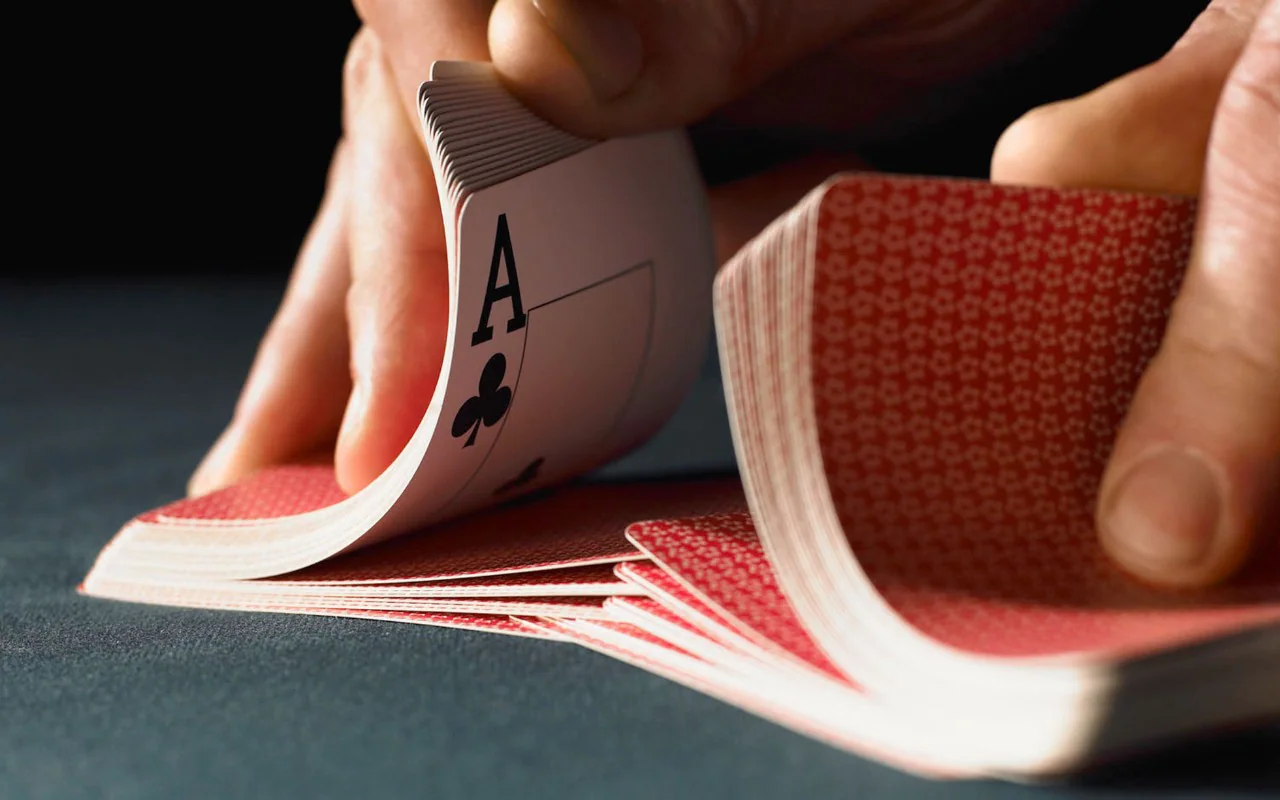 Dlaczego poker na prawdziwe pieniądze różni się od pokera na wirtualne pieniądze